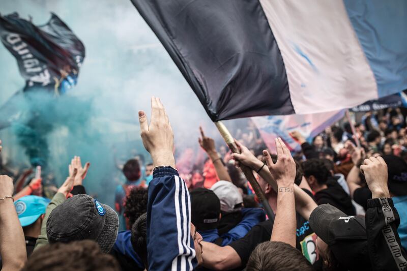 Il Napoli vince lo scudetto e la città impazzisce di gioia 1