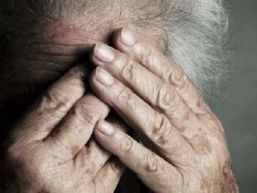 Violentò con un'asta di legno la 90enne alla quale badava: l'orrore dello straniero