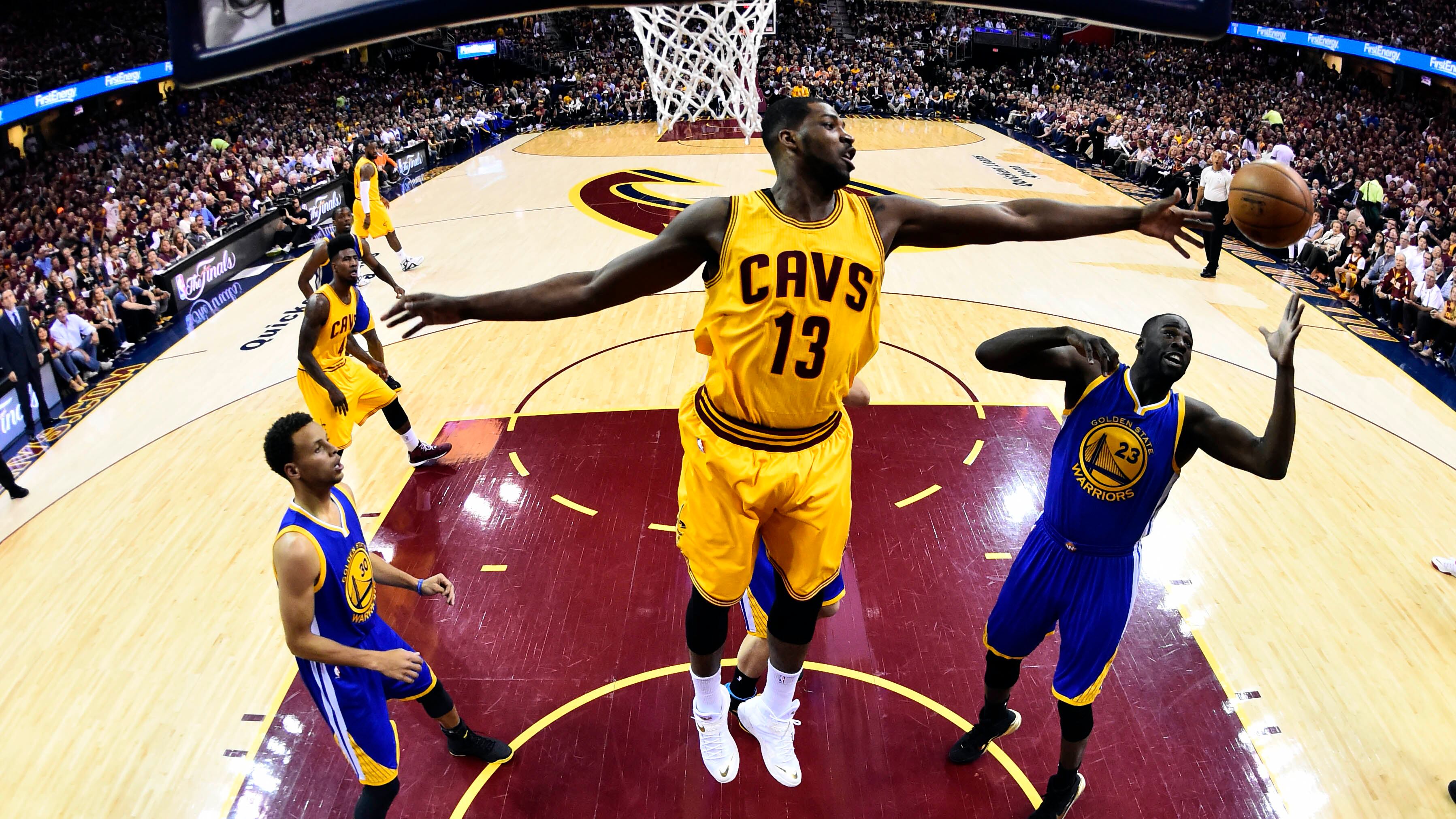 Nba, LeBron fa ancora il fenomeno ma Curry è inarrestabile: 3-2 Warriors