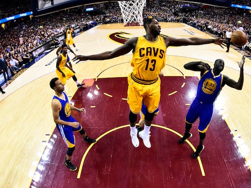 Nba, LeBron fa ancora il fenomeno ma Curry è inarrestabile: 3-2 Warriors