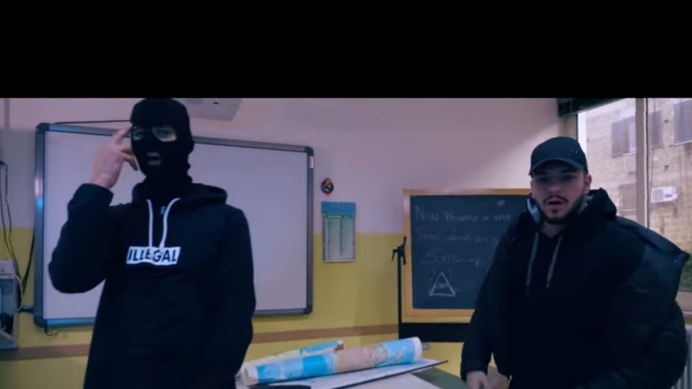 "La scuola brucia". E in aula arrivano gli ispettori per video trapper