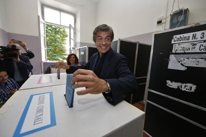 Alfio galantuomo: al seggio baciamano a tutte le donne 10