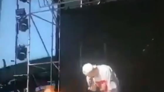 Amici, imbarazzo per Biondo. Il cantante si esibisce e perde i pantaloni