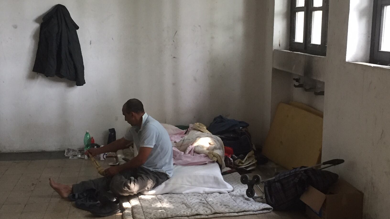 Dentro il fortino di via Zama. Bottigliate alla polizia locale