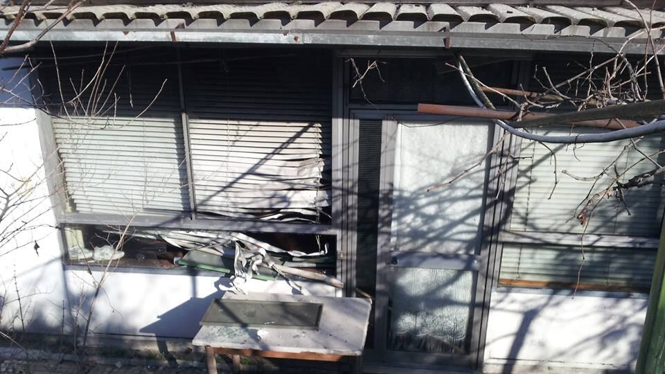 Bomba contro il centro sociale. Antagonisti incolpano Salvini, ma è stato il vicino