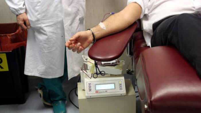 Gay e bisessuali, gli Stati Uniti tolgono il divieto: potranno donare il sangue