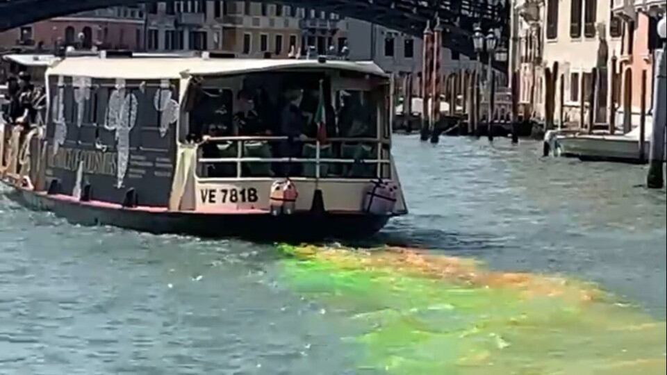 Venezia, blitz degli eco-attivisti sul Canal Grande: l'acqua diventa verde