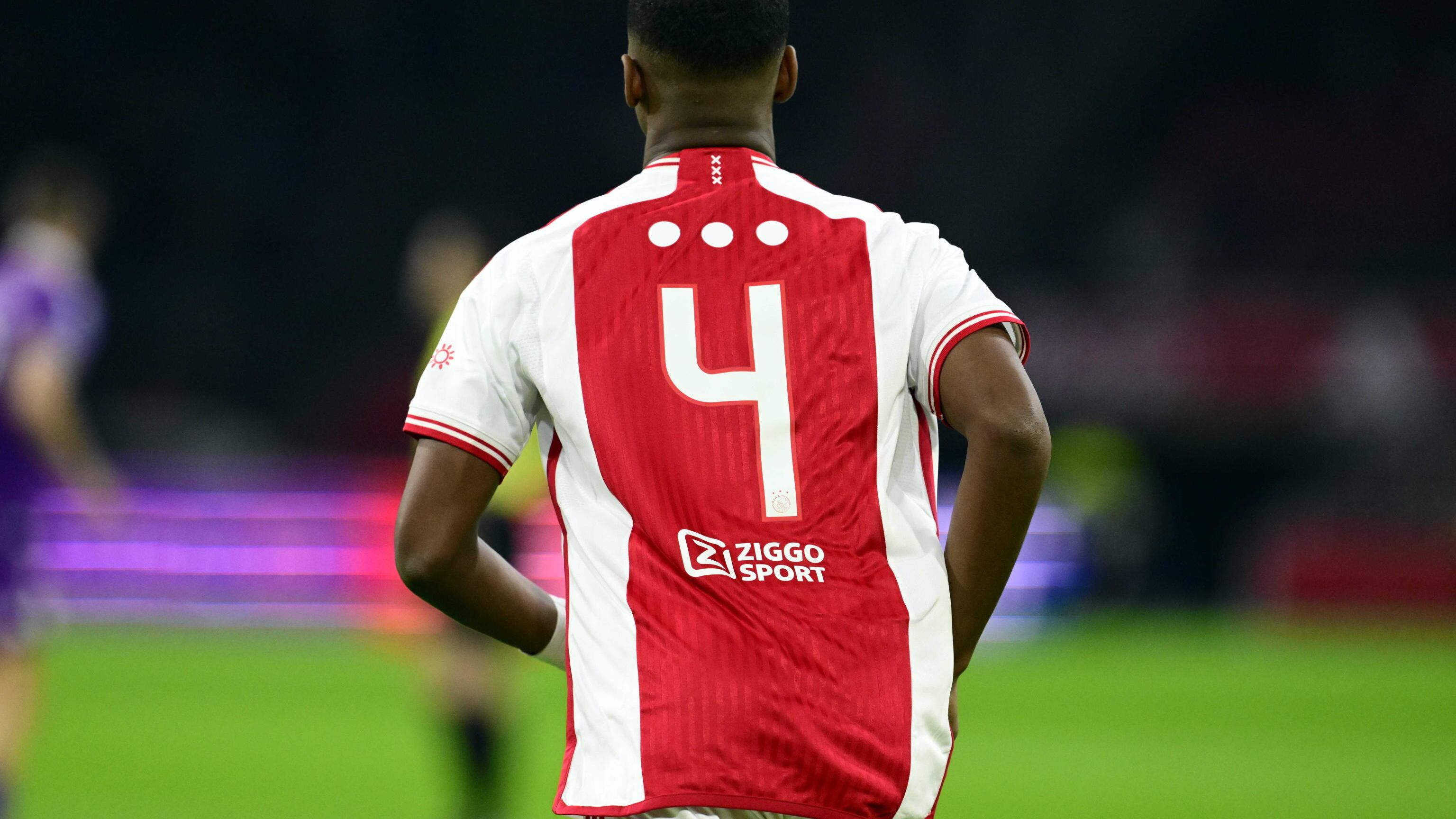 Ajax, cosa significano quei tre punti sulla maglia al posto dei nomi dei giocatori