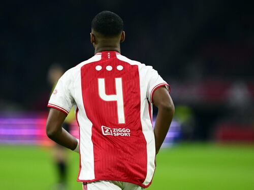 Ajax, cosa significano quei tre punti sulla maglia al posto dei nomi dei giocatori