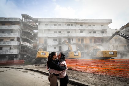 Scampia, inizia la demolizione della Vela gialla 1