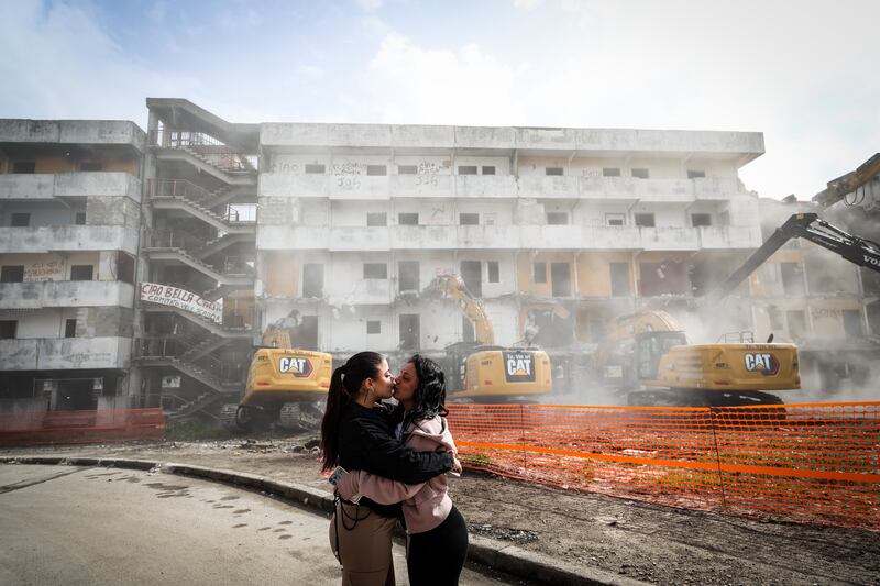 Scampia, inizia la demolizione della Vela gialla 1