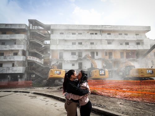 Scampia, inizia la demolizione della Vela gialla