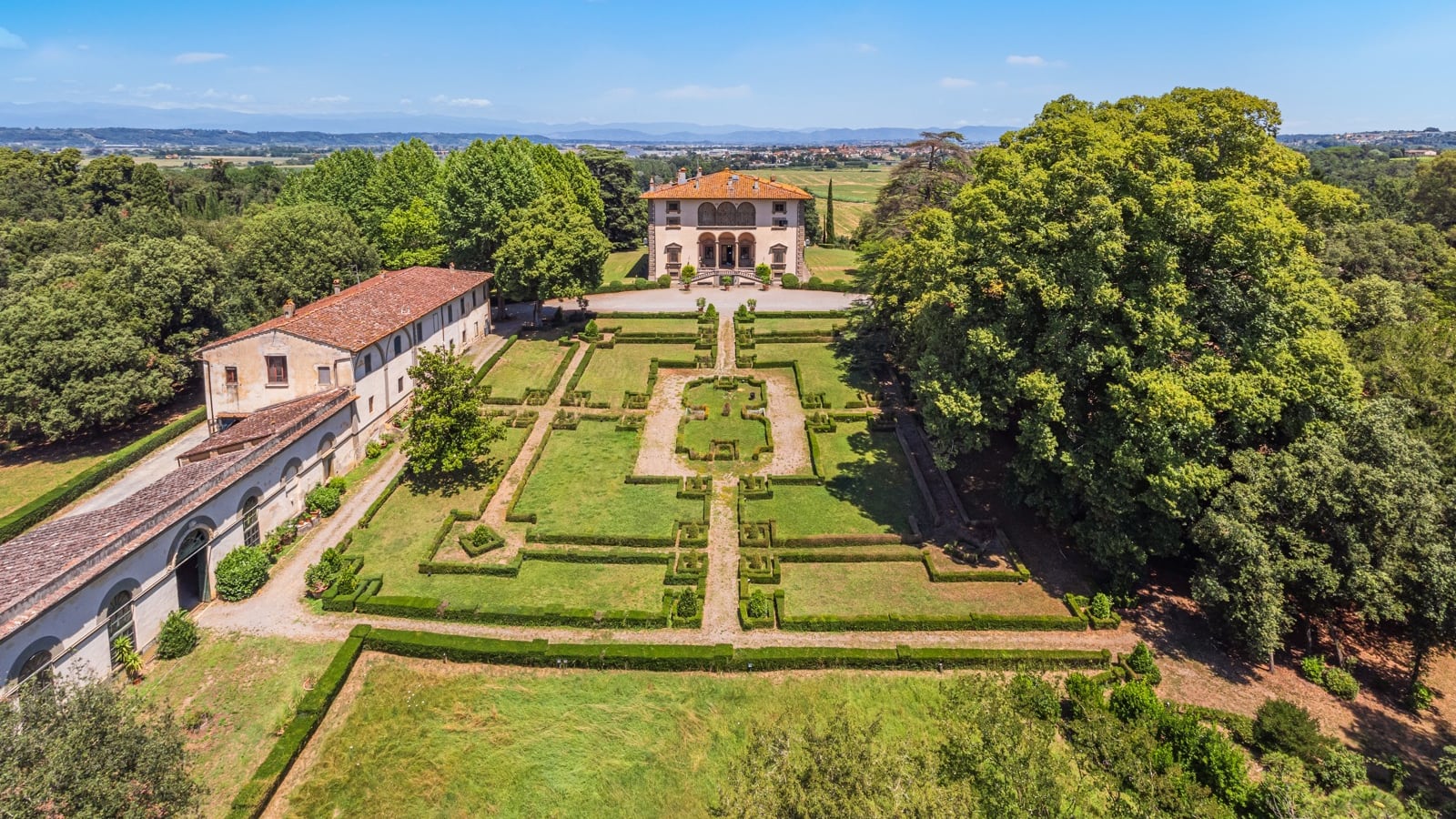 In vendita la villa degli Agnelli in Toscana. Quanto costa e cosa contiene