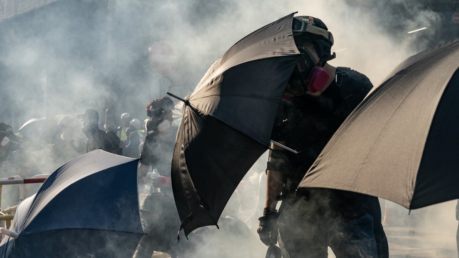 Hong Kong, governatrice in fuga: contestata, parla l'ologramma