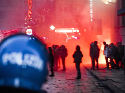 "Basta spazi comunali alla radio anarchica". L'appello di Fdi dopo i disordini di Torino