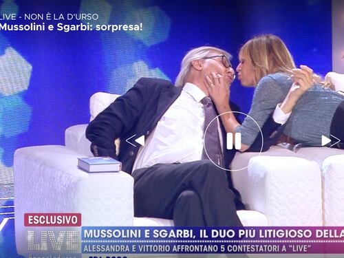 Vittorio Sgarbi e Alessandra Mussolini pace fatta con un bacio in bocca