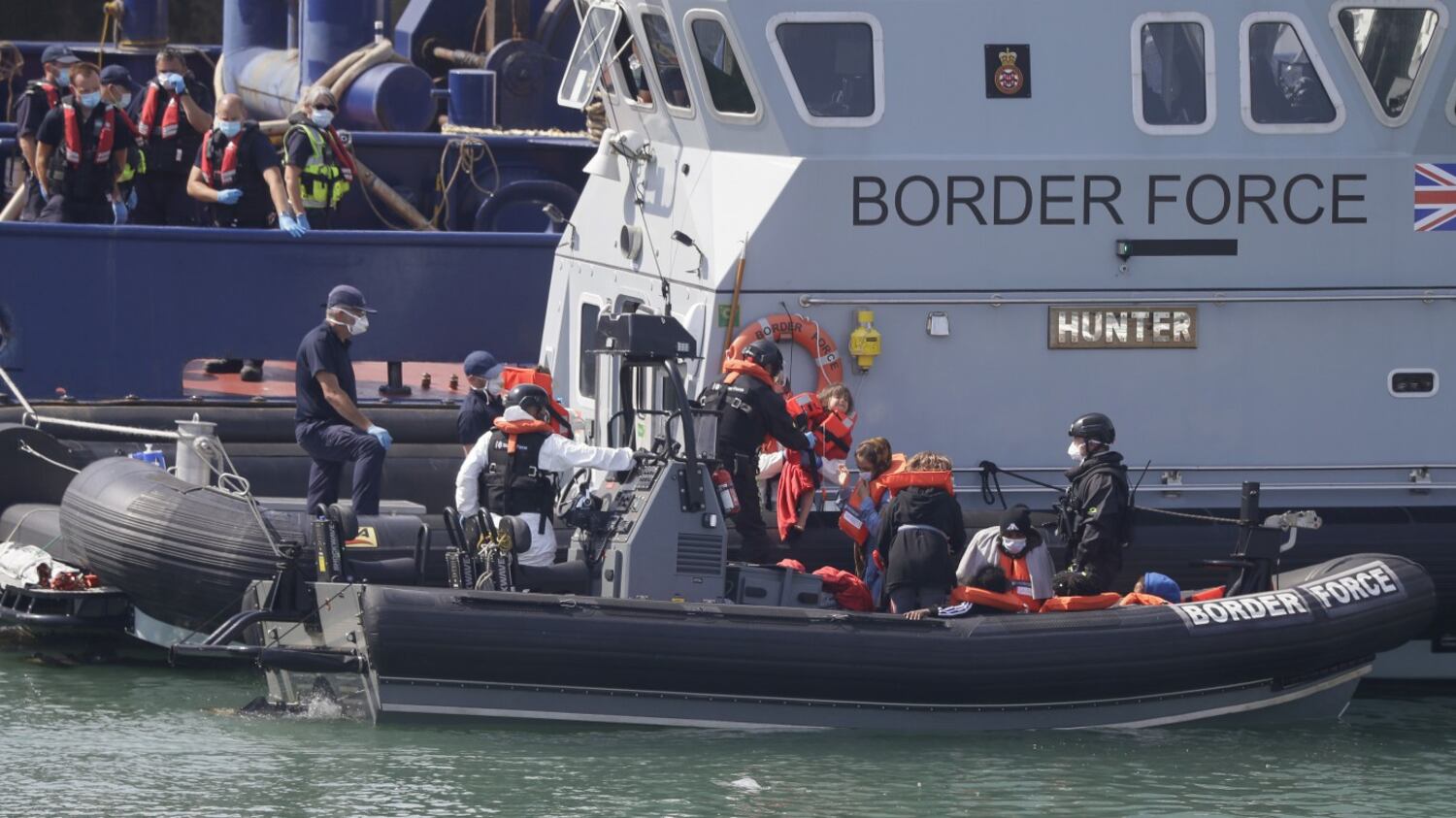 Migranti, Regno Unito sotto assedio: Londra si affida all'esercito