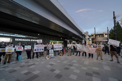 Tokyo, fuori dallo stadio la protesta contro i Giochi 7