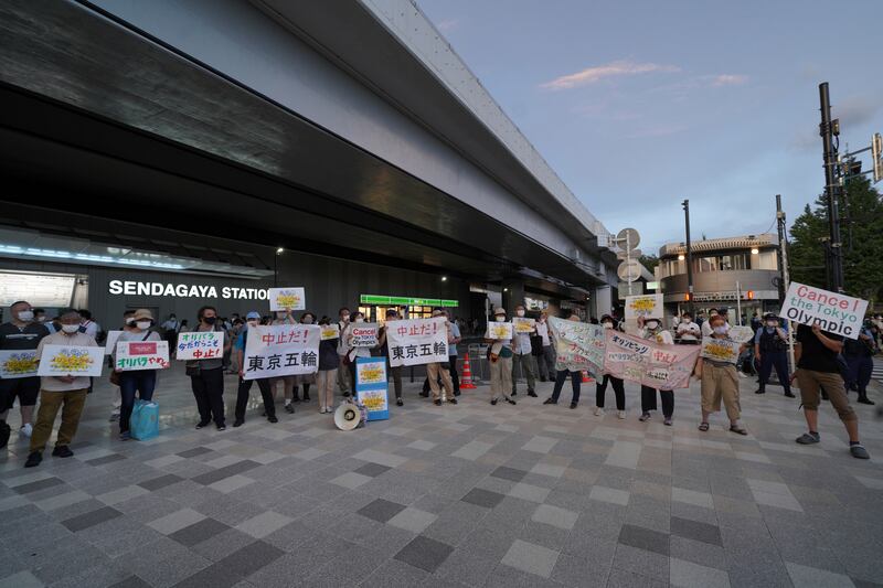 Tokyo, fuori dallo stadio la protesta contro i Giochi 7