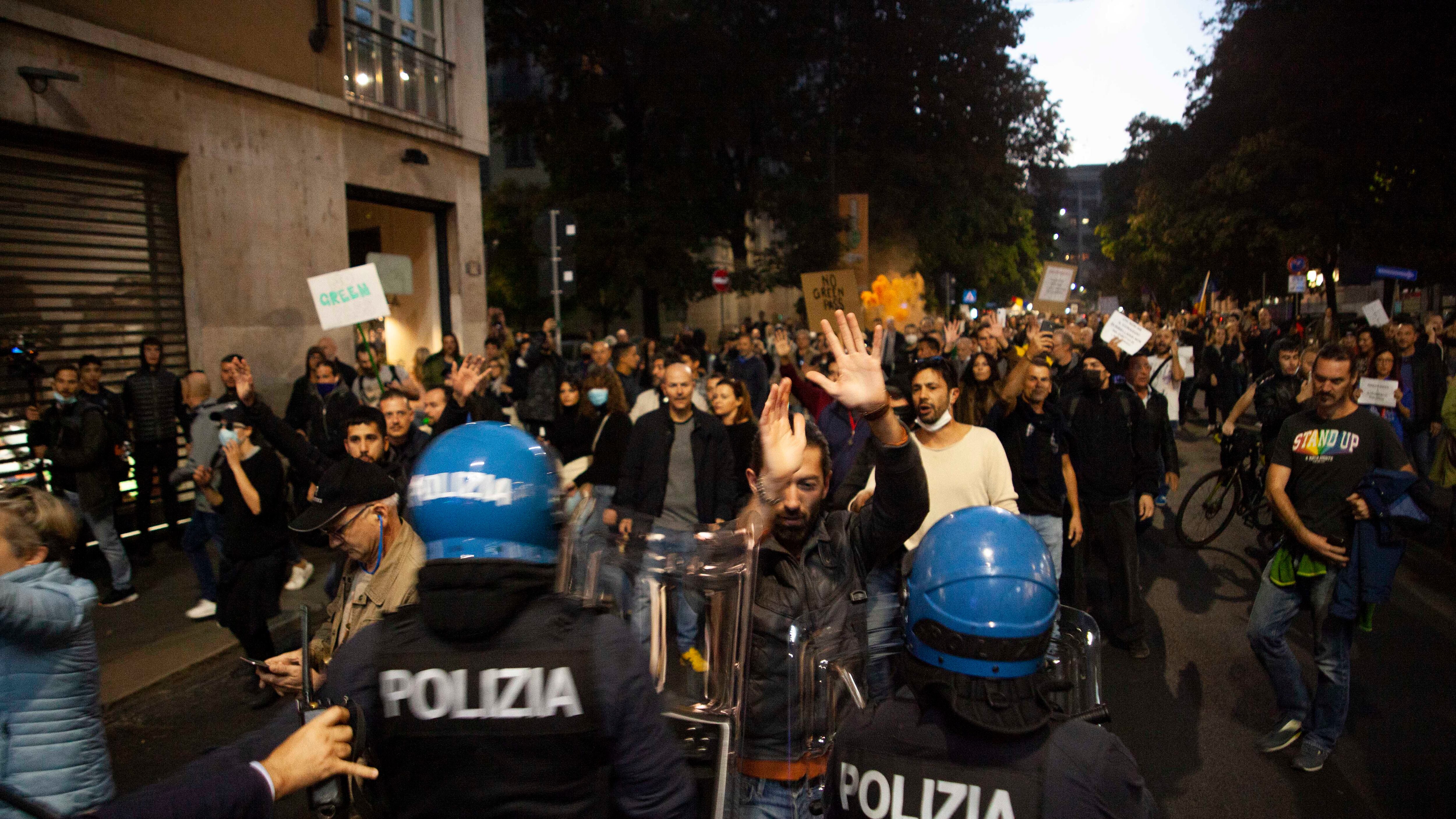 Stretta della questura per i No pass. "Cortei, ma niente deroghe al percorso"