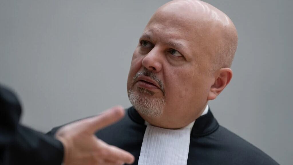 Da Almasri agli abusi. La parabola di Khan, il giudice anti-potenti