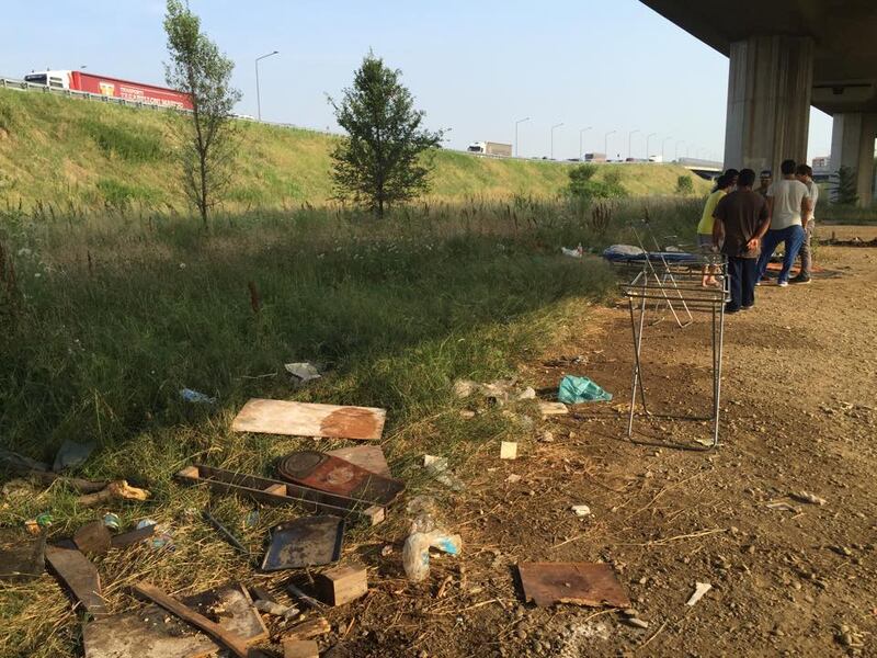 La favela di immigrati sotto la tangenziale 12