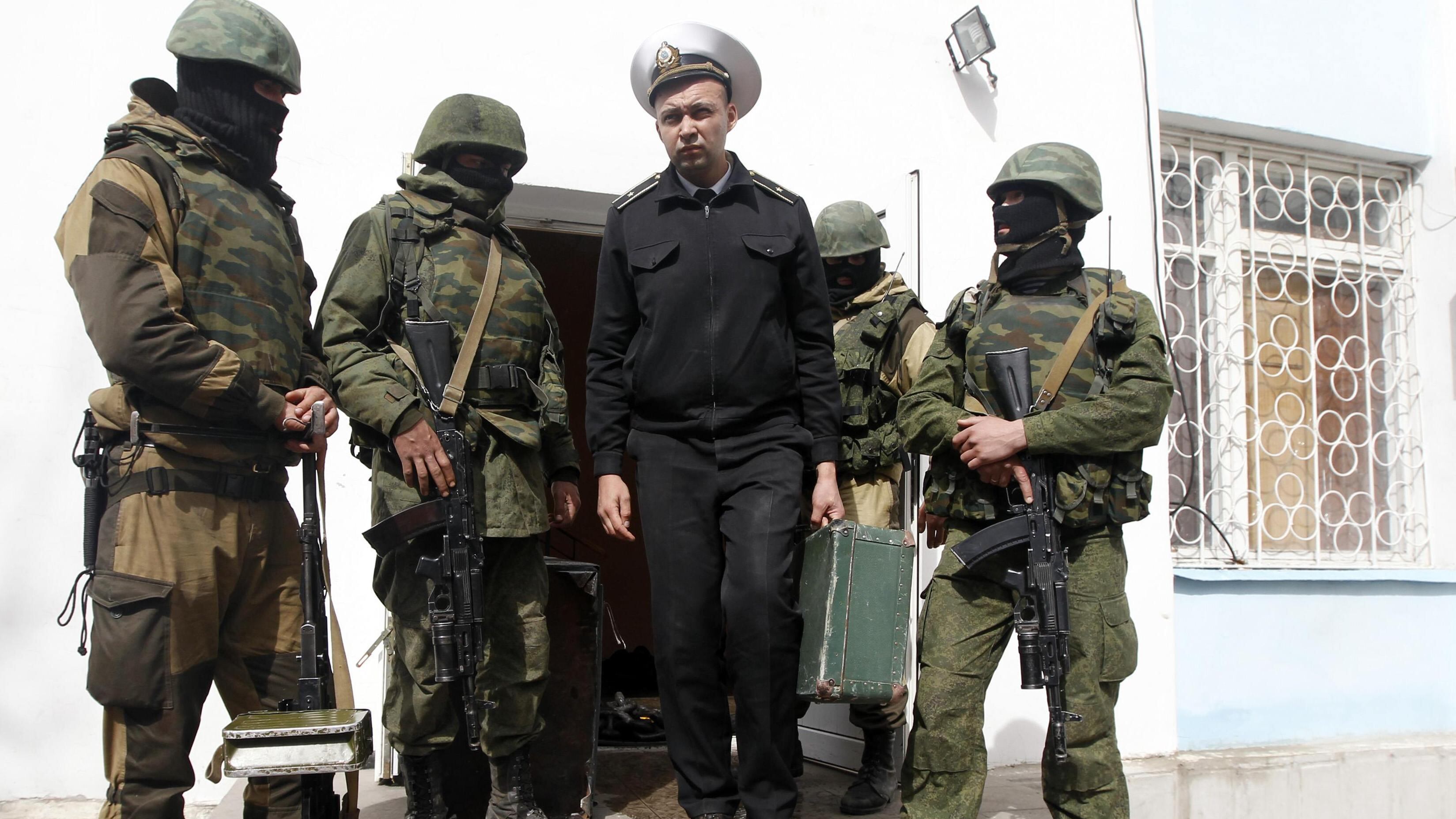 Assalto russo alle basi ucraine Kiev: pronti a lasciare la Crimea