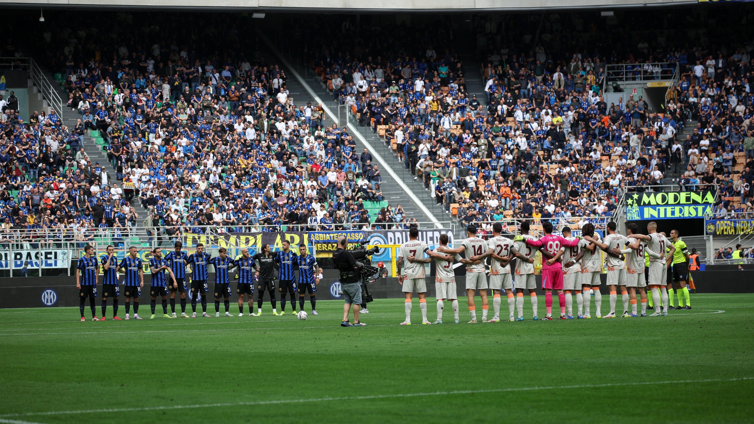 Anche la curva si sente svuotata. Ma poi applaude i nerazzurri