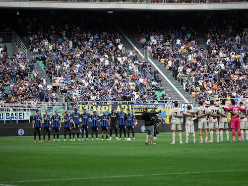 Anche la curva si sente svuotata. Ma poi applaude i nerazzurri