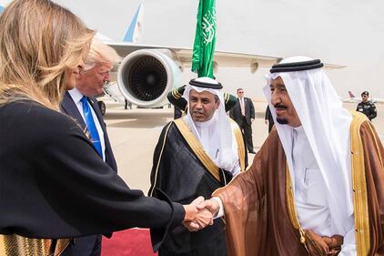 Malania Trump in Arabia Saudita senza velo: tutti i look della First Lady 2