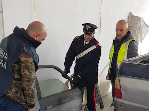 Borghesiana, autolavaggio e autocarrozzeria abusive: denunciati