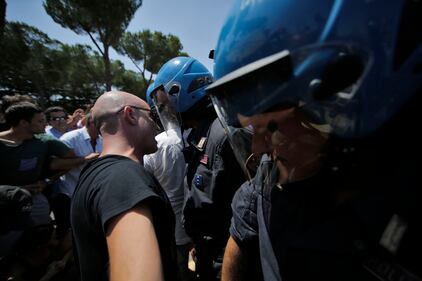 Blocchi contro i profughi, tensione con la polizia 3