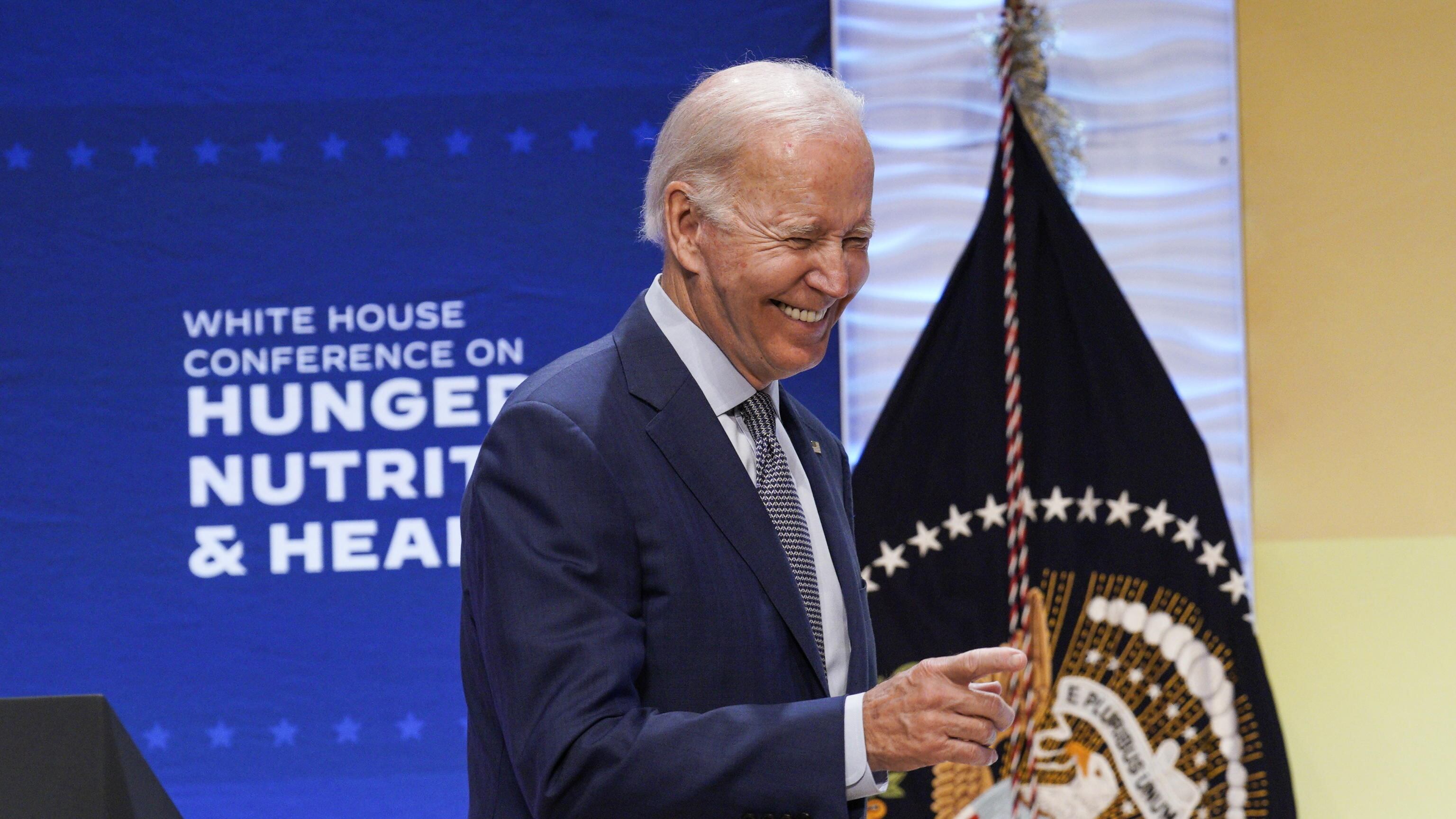 "Dov'è Jackie?". L'inquietante gaffe di Biden sulla deputata morta