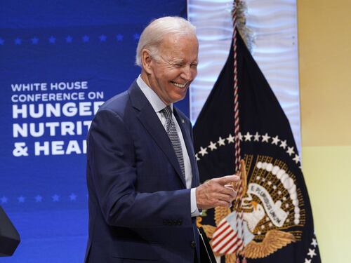 "Dov'è Jackie?". L'inquietante gaffe di Biden sulla deputata morta