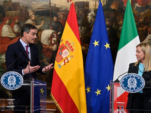 Sánchez contro Meloni. “Solo logiche elettorali”. La Svezia: no sanatorie