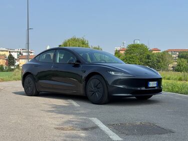 Model 3 RWD 2026: guarda le foto 15