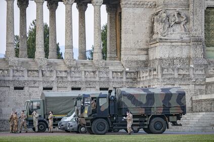 Per spostare le salme dal cimitero di Bergamo arriva l'esercito 6