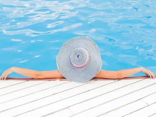 Come prendere il sole in sicurezza: i consigli della dermatologa