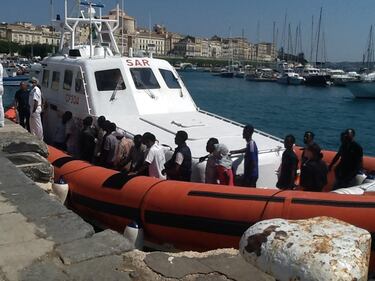 102 migranti sbarcano a Siracusa 2