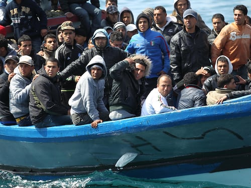 Juncker: "Basta controlli alle frontiere, salviamo Schengen"