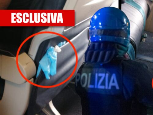 Le immagini choc sull'aereo: così gli agenti in volo coi migranti