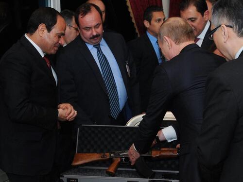 Sisi, Putin e il kalashnikov