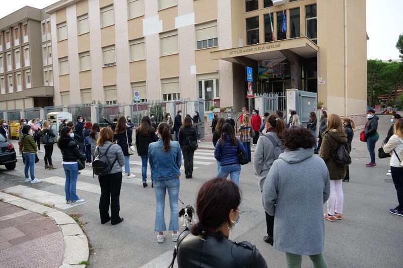 L'unica ricetta Ue. Vuole rimandare la riapertura delle scuole