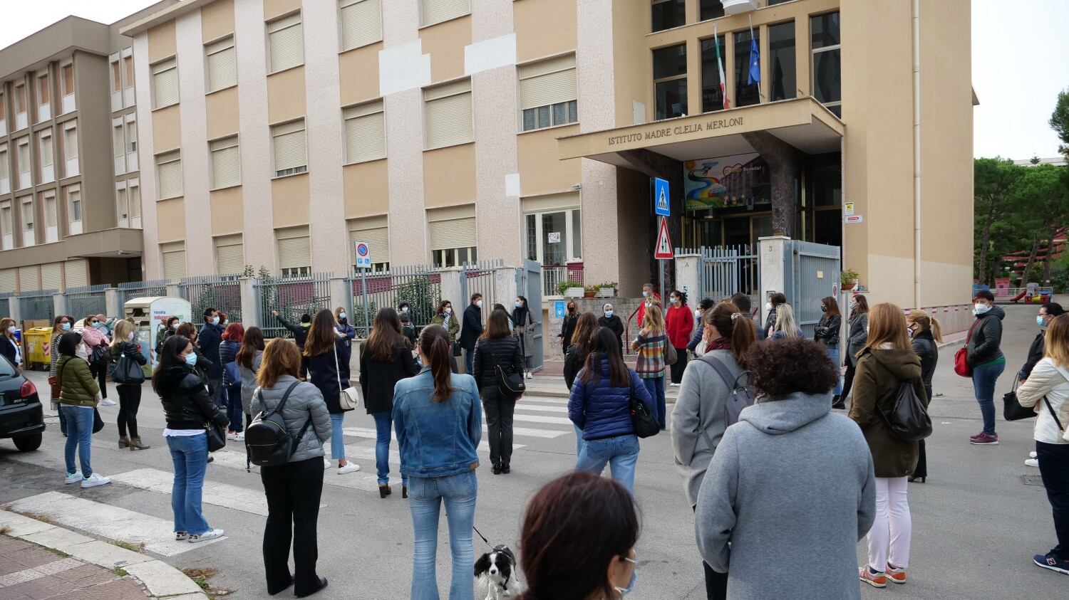 L'unica ricetta Ue. Vuole rimandare la riapertura delle scuole