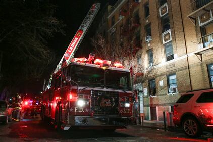 New York, brucia un intero palazzo nel Bronx 16