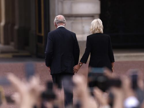 Il grazie alla madre, Harry e Meghan, l'amore per Camilla: il discorso di Carlo III