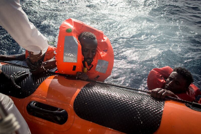 Migranti, naufraga un barcone al largo della Libia 1