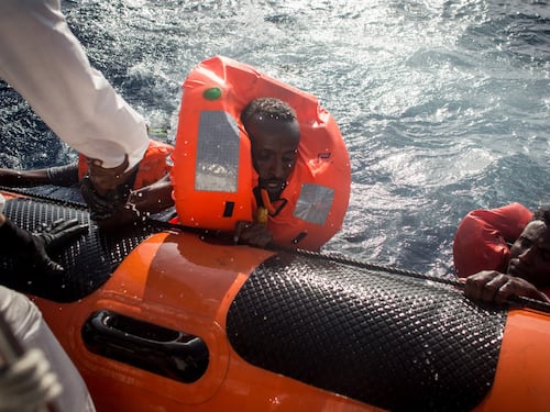 Migranti, naufraga un barcone al largo della Libia