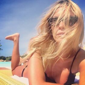 Elenoire Casalegno sexy a letto  5