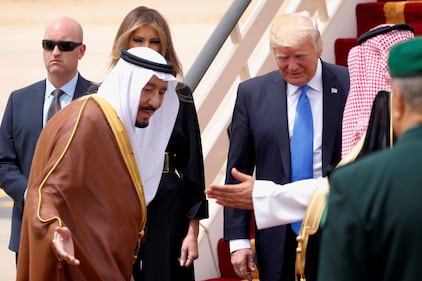 Melania Trump in Arabia Saudita senza il velo islamico 3